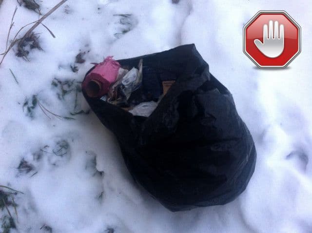 Primim la redacţie: Buncărul de gunoi este prea departe pentru unii...
