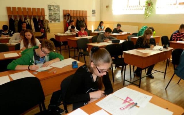 Elevii şi preşcolarii se întorc azi la cursuri. Când vor lua din nou vacanţă