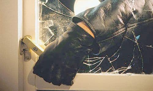 Prins în flagrant, în timp ce încerca să sustragă bunuri dintr-o locuinţă din localitatea Hudeşti