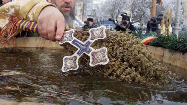 Ce PUTERE are Agheasma Mare de la BOBOTEAZĂ și cum se folosește?