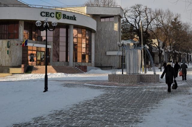 Primim la redacţie: Noile fântâni arteziene amplasate pe Pietonalul din centrul Dorohoiului, loc de depozitare a gunoaielor