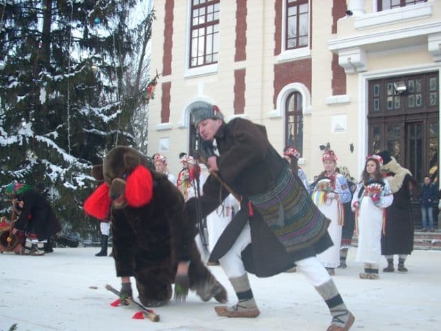Vezi ce bandă participantă la Parada Formațiilor de Datini și Obiceiuri le-a plăcut cel mai mult dorohoienilor. Rezultatul sondajului!