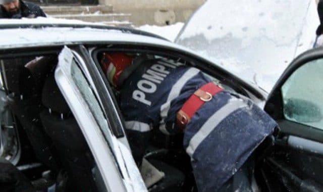Maşină distrusă parţial într-un incendiu