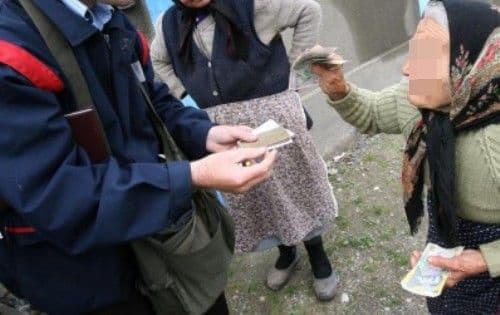 Poștaș din Broscăuși acuzat că nu-mparte pensii și alocații fără ciubuc