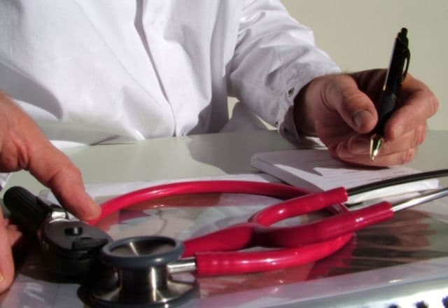 Scrisoarea unui medic rezident către Klaus Iohannis: „Sunt zile în care un covrig de un leu e prea mult. Nu mai rezist fizic şi psihic”