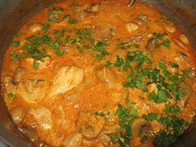 Tocaniță de ciuperci cu carne de pui
