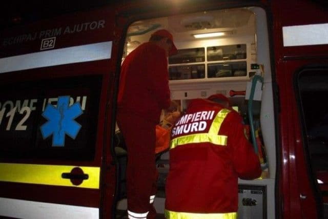 Accident de circulație grav provocat de șofer tânăr care nu a adaptat viteza la condițiile unui carosabil umed  