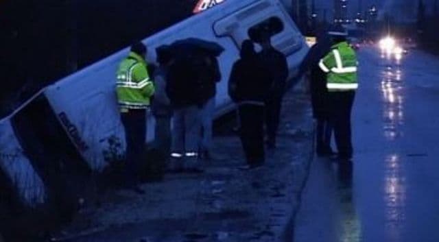 Trei persoane rănite după ce un microbuz cu cetăţeni ucraineni s-a răsturnat pe DN 17, în Suceava