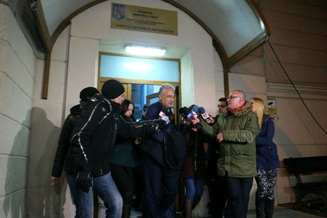 Adriean Videanu, scos cu cătușe la mâini din sediul DNA