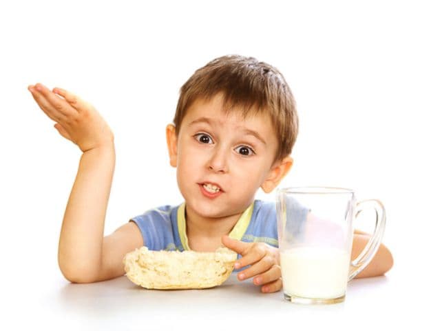 De cât lapte au nevoie copiii şi când le poate face rău