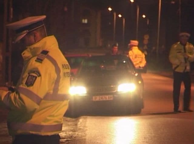 Tineri sub influenţa alcoolului, depistaţi conducând vehicule pe drumurile publice
