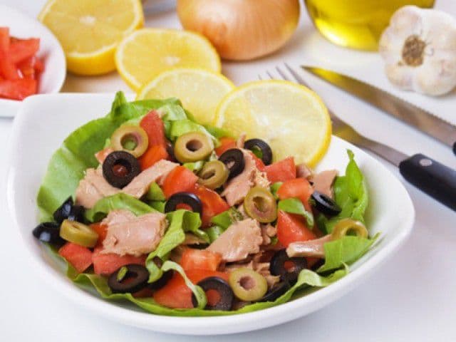 Salată verde cu ton și crutoane