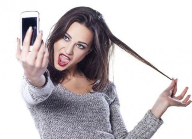 Tinerii, din ce în ce mai narcisiști pe Facebook, doar unul din zece recunoaște asta, Ce spun psihologii despre nevoia de „selfie-uri”?