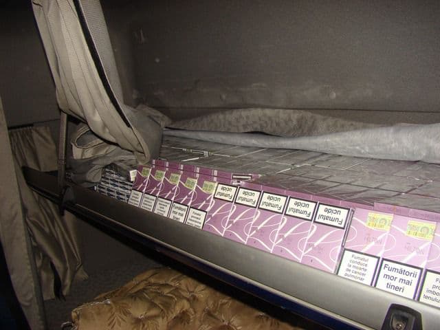 Peste 1.700 pachete de ţigări ascunse în cabina unui autocamion - FOTO