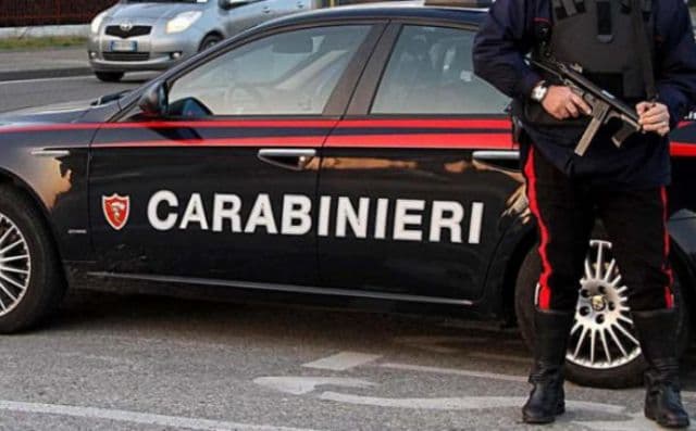 Un român şi-a înjunghiat mortal soţia şi s-a sinucis, în nordul Italiei