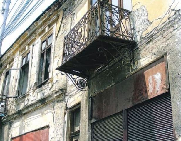 Taxa pe ruină: Proprietarii caselor lăsate în paragină vor fi supraimpozitaţi