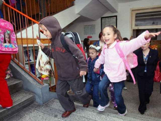 Elevii şi preşcolarii se întorc mâine la şcoală. Când vor avea următoarea vacanţă
