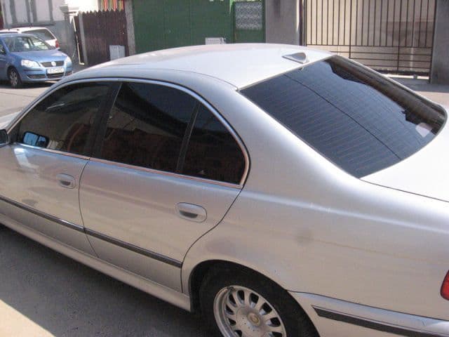 Vrei folii auto? Ce condiţii trebuie să îndeplineşti şi cât este amenda pentru protecţiile solare neomologate