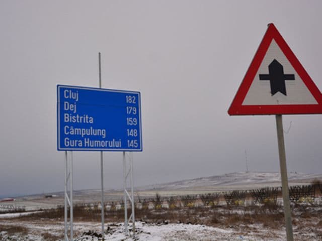 Indicator rutier cu date eronate instalat pe DN 17 la ieşirea din Suceava - FOTO
