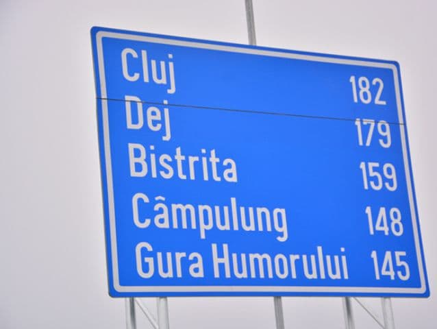 Explicaţii în scandalul indicatorului rutier cu greşeli: „A fost montat ilegal”. Urmează o anchetă