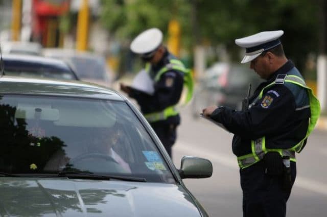 Cum te poate lăsa copilul fără permis de conducere, din 14 februarie. Reguli obligatorii pentru şoferii din România