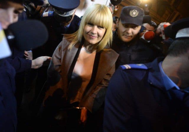 „Poți pune cătușe Elenei Udrea, nu poți pune cătușe adevărului” a spus Elena Udrea, la ieșirea din sediul DNA