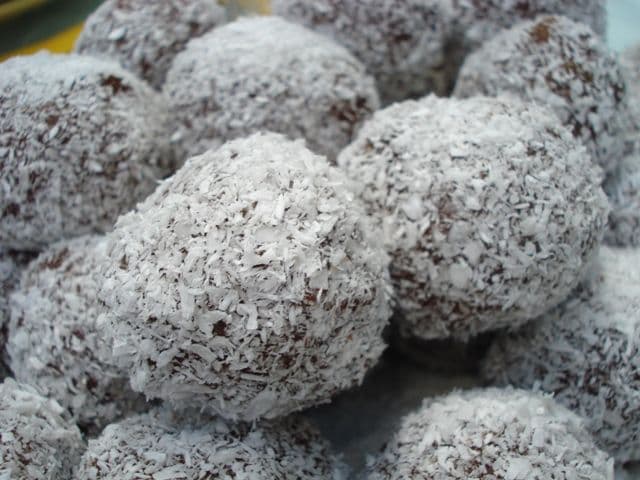 Biluțe de post tăvălite în cocos