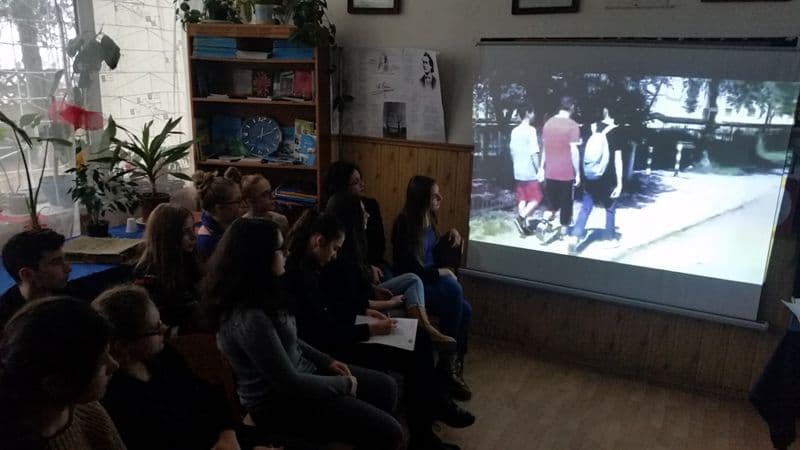 Consiliul Școlar al elevilor și voluntarii antidrog ai C.N. „Grigore Ghica” Dorohoi vorbesc despre problemele adolescenților - FOTO