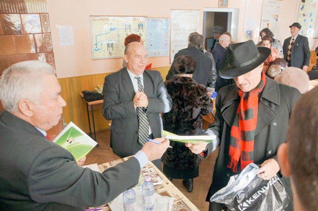 Lansare de carte la Vlăsinești - „RAPORTUL DE SEARĂ” – autor, GHEORGHE BURAC - FOTO