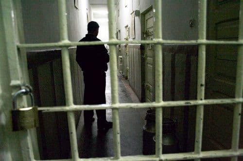 Bănuiţi de comiterea unor infracţiuni de furt, identificaţi şi reţinuţi de poliţişti