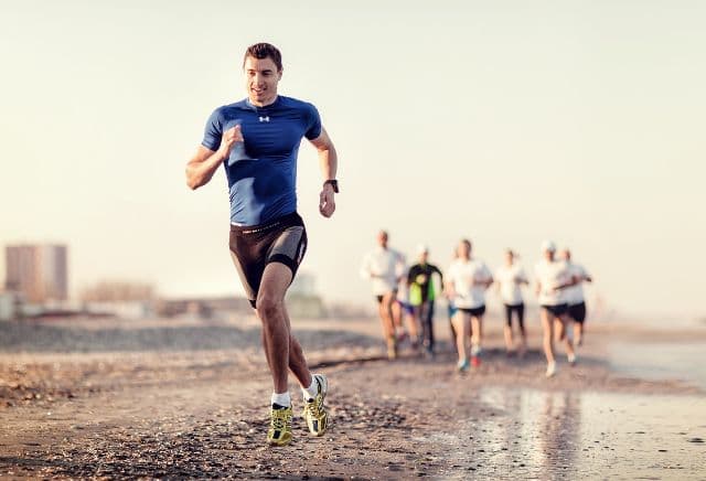 Românii aleargă pentru copiii autiști la „Maratonul Nisipului”