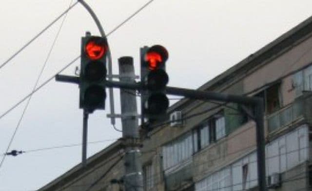 Un şofer bucureştean a aşteptat două ore culoarea verde a semaforului