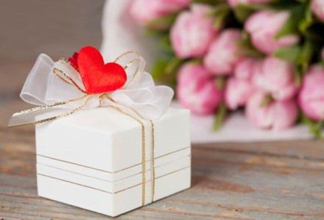 Cadou-surpriză pentru unele angajate, de 8 Martie. Vezi cine și ce vor primi în dar