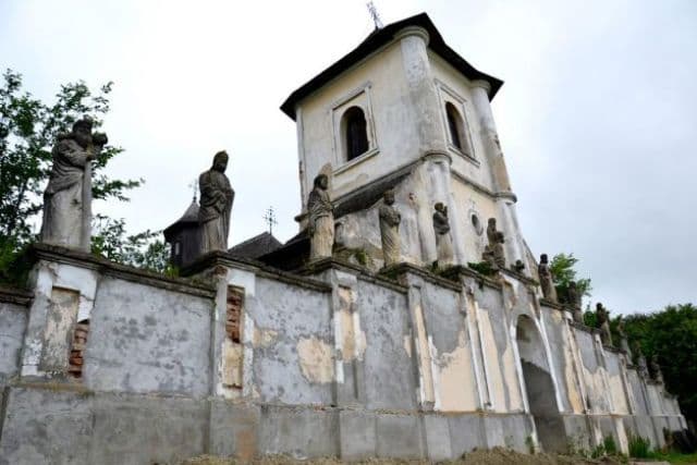 Biserica de la Hilişeu Crişan unică în lume - jumătate ortodoxă, jumătate catolică