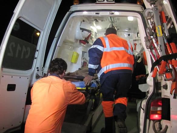 Gest necugetat făcut de un tânăr din Dorohoi: S-a tăiat cu lama pe piept și în zona gâtului!