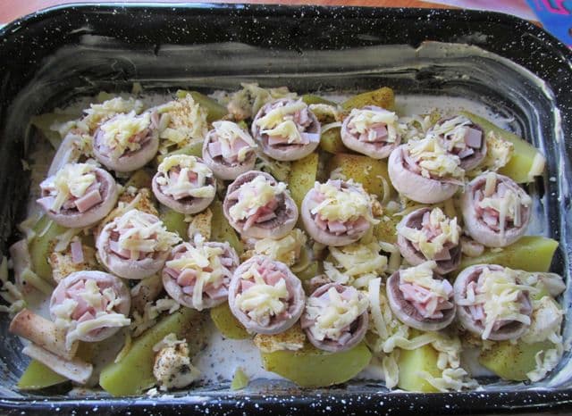 Ciuperci umplute pe pat de cartofi