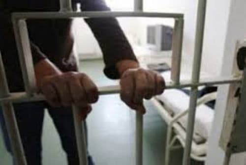 Bănuiţi de contrabandă cu ţigarete, cercetaţi în stare de reţinere 