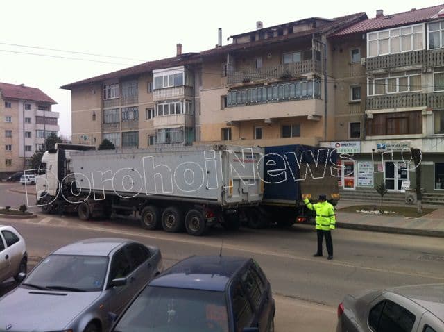 Circulație perturbată în centrul municipiului Dorohoi din cauza unui autocamion defect - FOTO