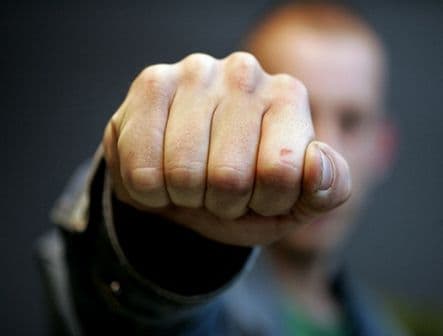 Conflict la o școală din Dorohoi: Adolescent sancționat cu dosar penal după ce și-a lovit o colegă