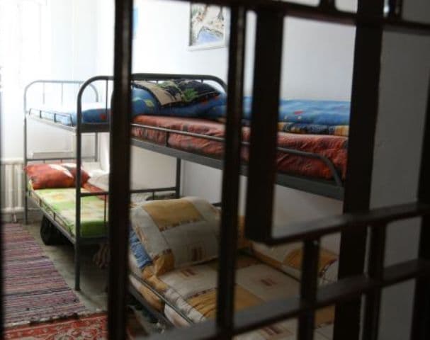 Bani pentru închisori prin ordonanță de urgență!