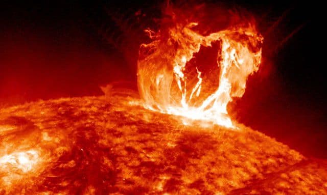 Prima explozie solară extrem de puternică din 2015 a fost îndreptată direct spre Pământ