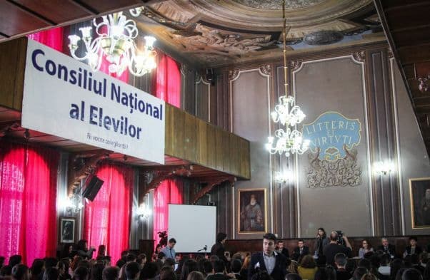 Consiliul Național al Elevilor condamnă decizia Camerei Deputaților privind finanțarea de bază