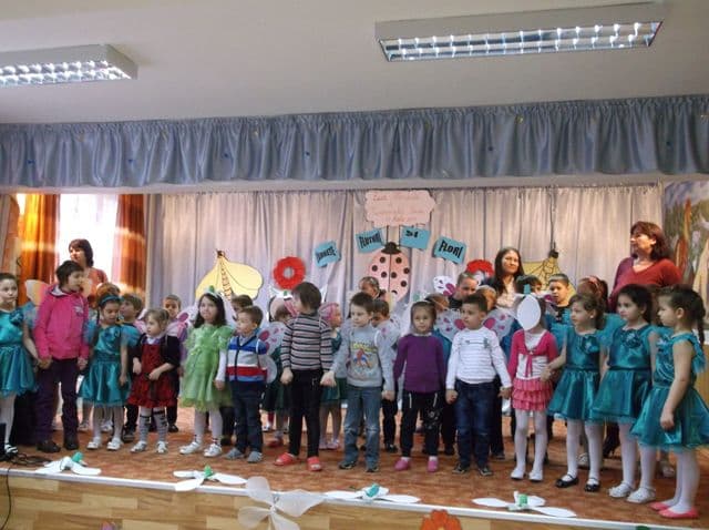 Zâmbete, fluturi și flori, la Centrul „Steaua Speranței” din Dorohoi - FOTO