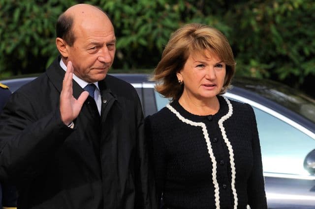 Traian Băsescu, lămuriri despre plecarea soţiei sale de acasă: Pentru soţia mea şi pentru mine este umilitor