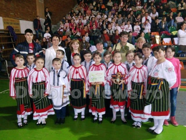 Premiul I pentru grupul „Brâulețul” de la Școala „Al. I. Cuza” Dorohoi la concursul de dansuri populare de la Focșani - FOTO
