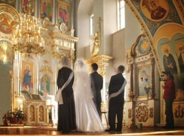 Cununia civilă ar putea fi oficiată de preoţi în Biserică. Proiectul de lege este pe masa senatorilor