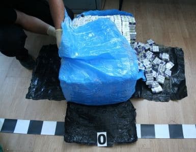 Ţigarete de contrabandă ascunse într-un Mercedes descoperite cu ajutorul câinelui Nakabu
