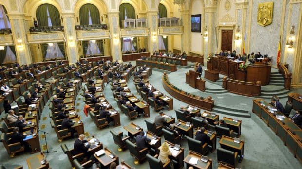 Senatul a adoptat un proiect prin care angajarea rudelor nu mai reprezintă conflict de interese
