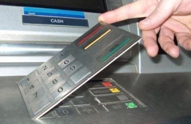 Patru bulgari, prinşi în timp ce montau dispozitive de skimming la bancomate