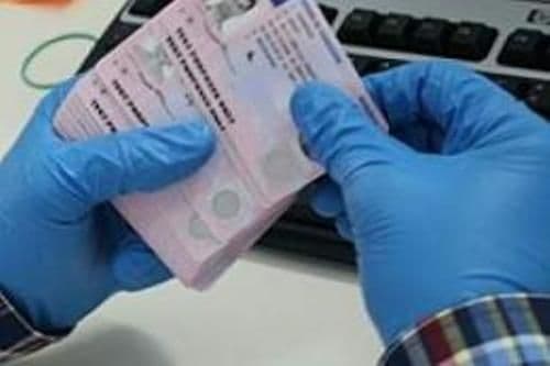 Culmea prostiei. O tânără de 24 de ani a vrut să îşi preschimbe permisul fals